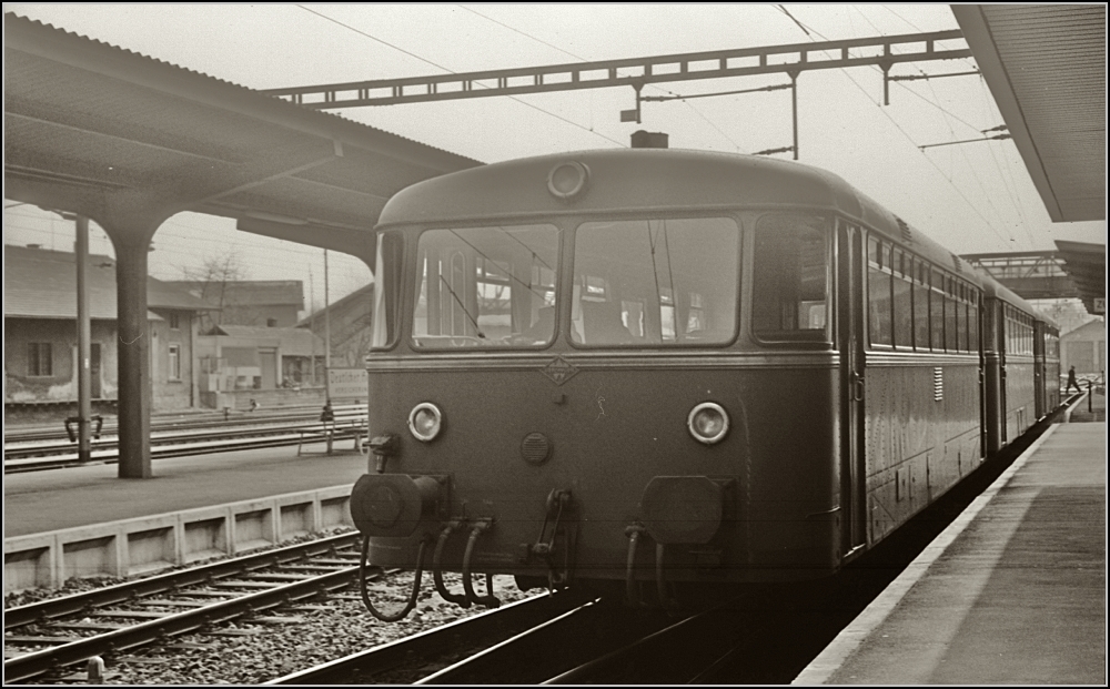 Roter Flitzer in Konstanz.

Zum Vergleich noch zu Betriebszeiten eine 3-teilige Garnitur an Bahnsteig 1 b. März 1979 war der letzte Betriebsmonat, bevor der Zug durch BR 141 mit drei Silberlingen ersetzt wurde. Zu diesem Zeitpunkt war die Fahrleitung bereits zwei Jahre in Betrieb. Nur bis zu dieser Stelle hing zuvor der SBB-Fahrdraht.