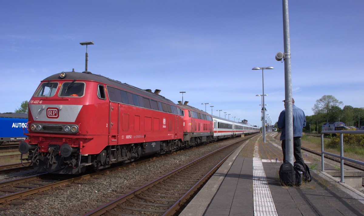 RP 218 402 und die neue Gastlok 218 417 mit dem IC 2311. Niebüll 31.05.2020 II