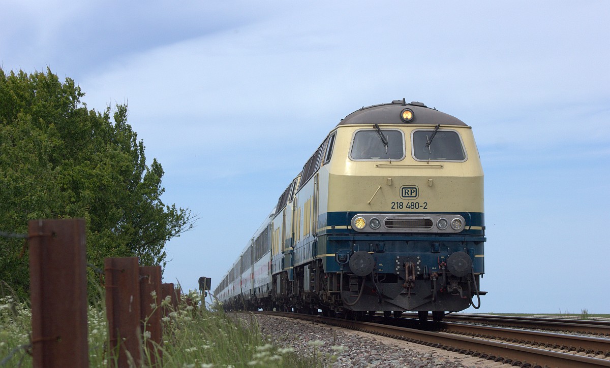 RP 218 480 und 490 mit IC 2315 Richtung Niebüll. Dreieckskoog 31.05.2020