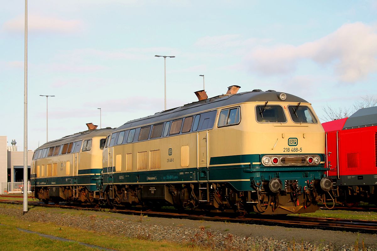 RP 218 488 + 218 490 warten im Bw Niebüll auf ihren nächsten Einsatz 23.11.2020