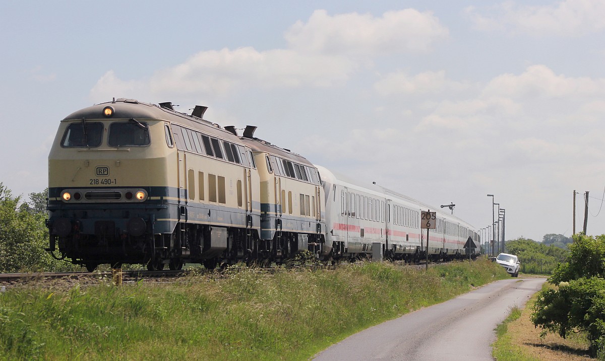 RP 218 490-1 und 480-2 mit dem IC 2314 auf dem Weg nach Westerland. Lehnshallig 14.06.2020