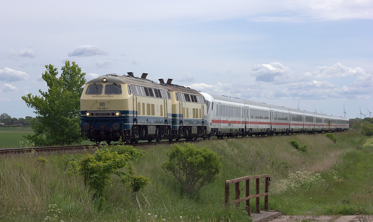 RP 218 490 und 480 mit dem leicht verspäteten IC 2314 auf dem Weg nach Westerland. Bü Triangel 31.05.2020