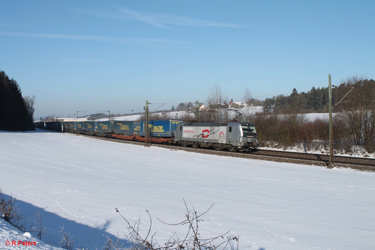 Rpool 193 806-7 mit Werbung TXLogistik   Quality is a chain reaction “ zieht einen LKW Walter bei Sinsgrün. 19.01.17