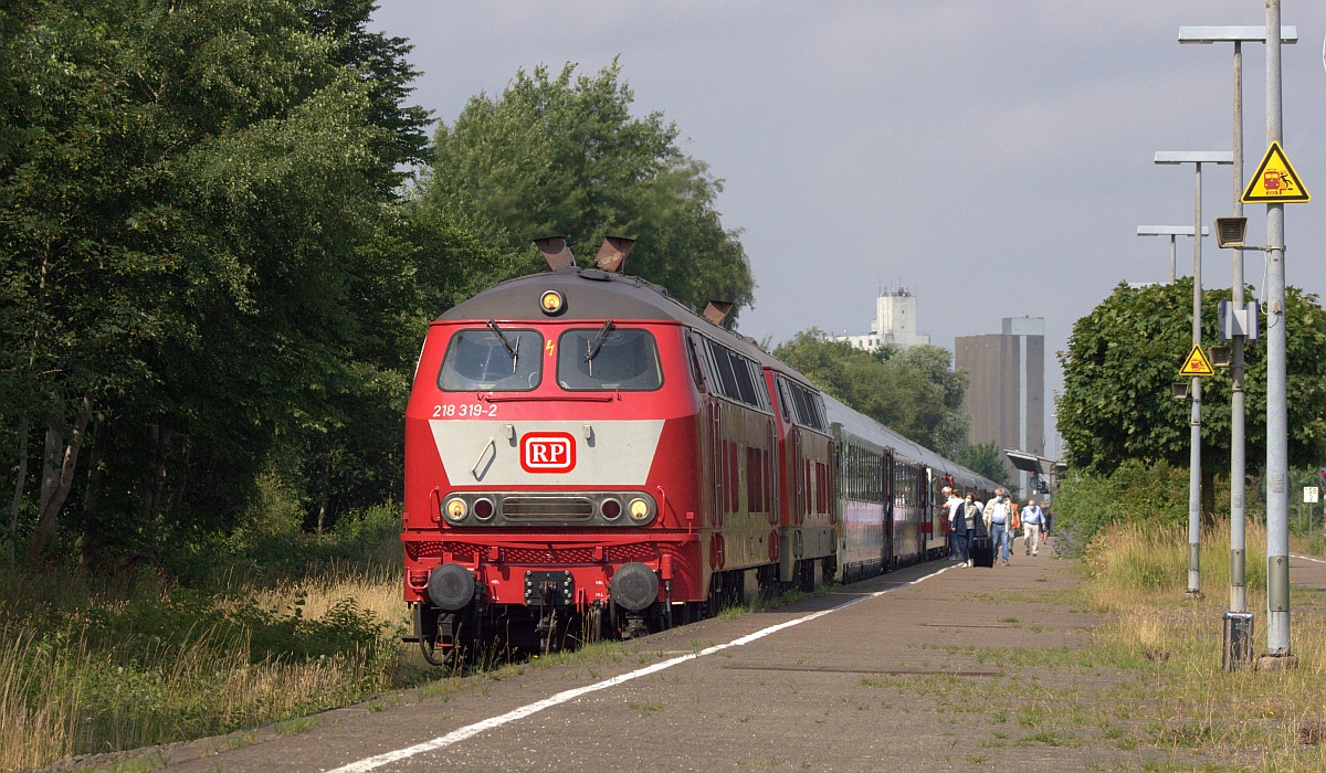 RPRS 218 319 und DB 218 836 mit dem IC 2311 nach Stuttgart Ausfahrt Bhf Husum. 25.07.2021