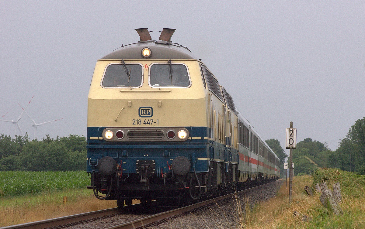 RPRS 218 447 und 480 mit dem umgeleiteten IC 2215 aufgenommen am Bü Sollbrück I bei Jübek. 09.07.2021