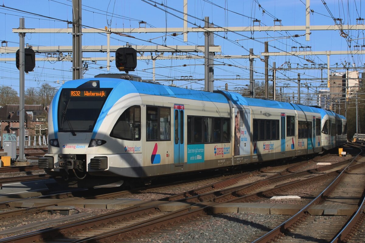 Rreis/Arriva 380 -noch in die Farben des ehemahligen Betriebers BRENG- verlasst Arnhem Centraal als RB nach Doetinchem an 19 März 2026.