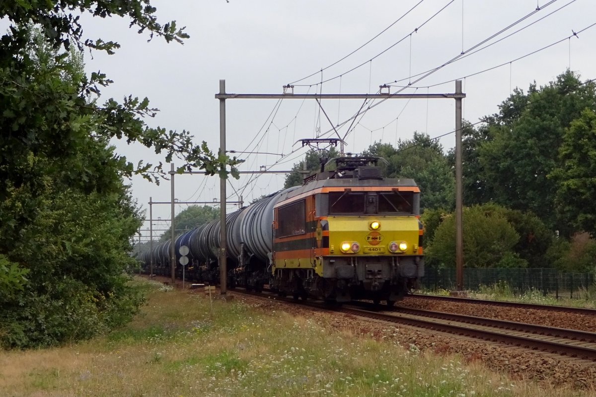 RRF 4401 schleppt ein Kesselwagenzug durch Wijchen am 27 Juli 2019. 