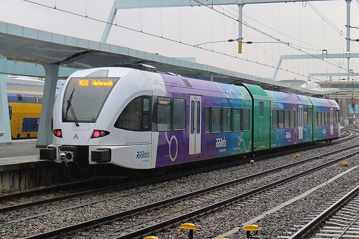 Rrreis/Arriva 367 tragt die neue Farben und steht am 19 November 2025 in Arnhem Centraal.