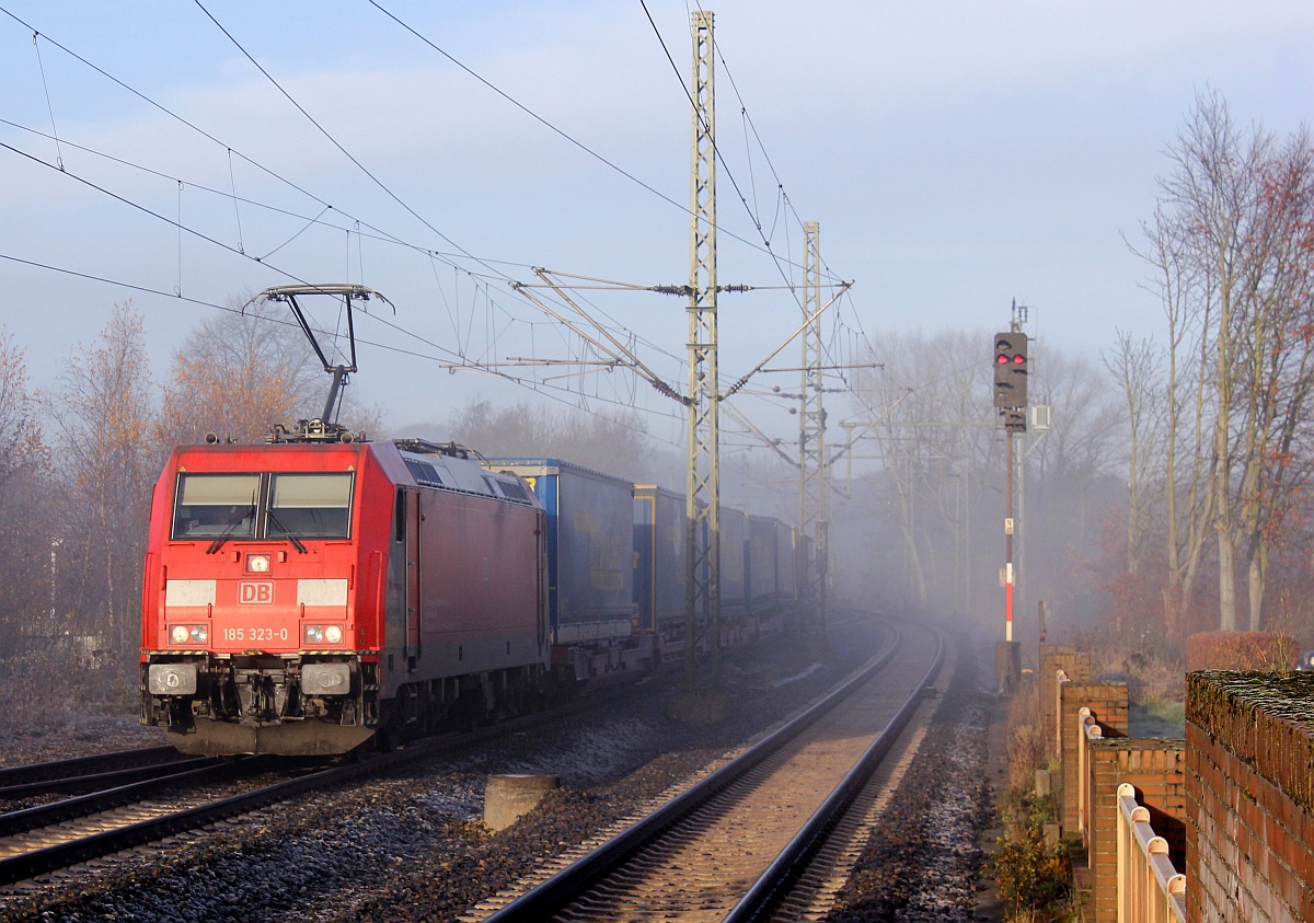 RSC 0185 323-0 mit dem LKW-Walter KLV Ganzzug festgehalten bei der Durchfahrt in Schleswig am 25.11.2016