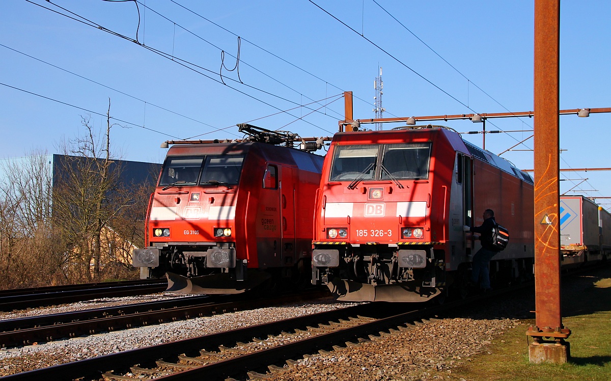 RSC 0185 326-3 wurde soeben im Bhf Padborg abgestellt und der dänische Tf verlässt die Lok gleichzeitig schiebt sich die RSC EG 3105 mit ihrem nicht sichtbaren Gz vorbei um Padborg Richtung Maschen zu verlassen. 08.03.2014