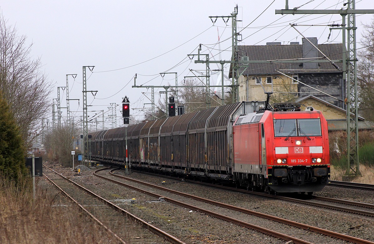 RSC 0185 334-7 mit dem ersten Teil des Volvo-Express nach Schweden. Jübek, 16.00h, 22.02.2017