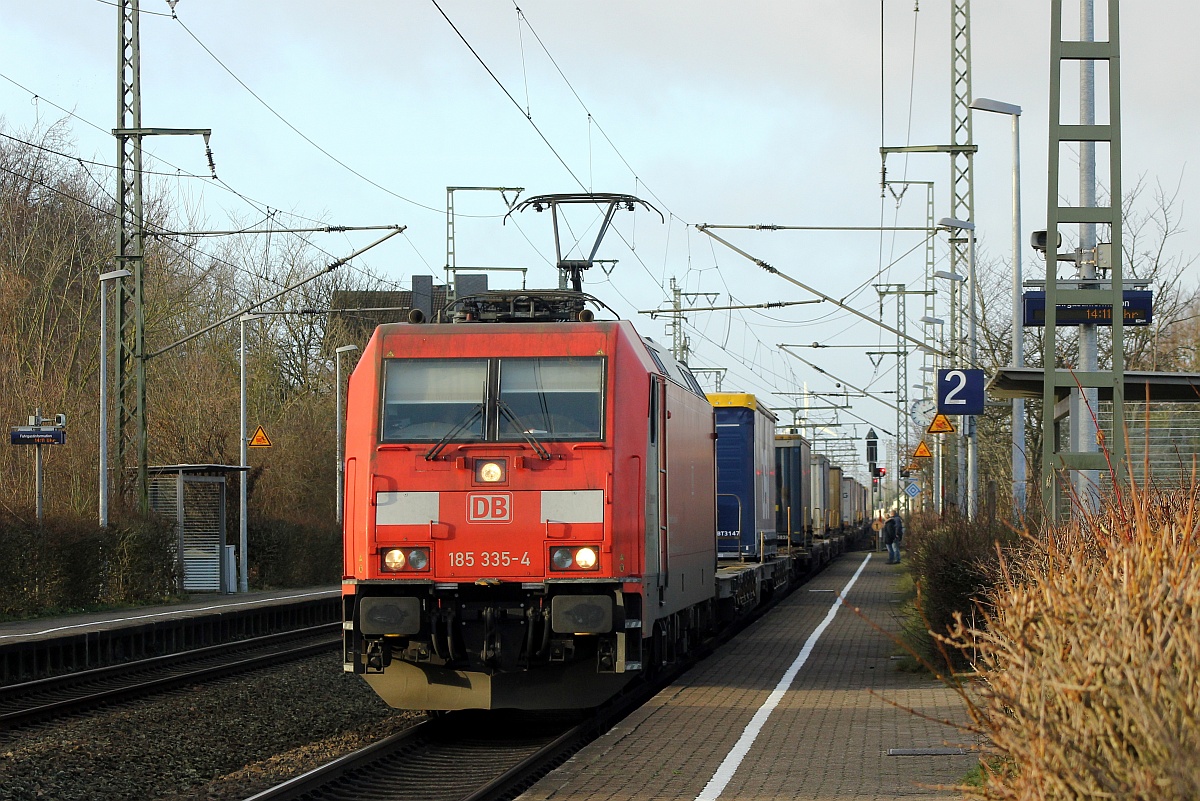 RSC 0185 335-4 mit dem 40003 SamSkip/VanDieren KLV durchfährt hier Jübek im GWB also im  falschen Gleis  Richtung Süden. 18.12.2016 