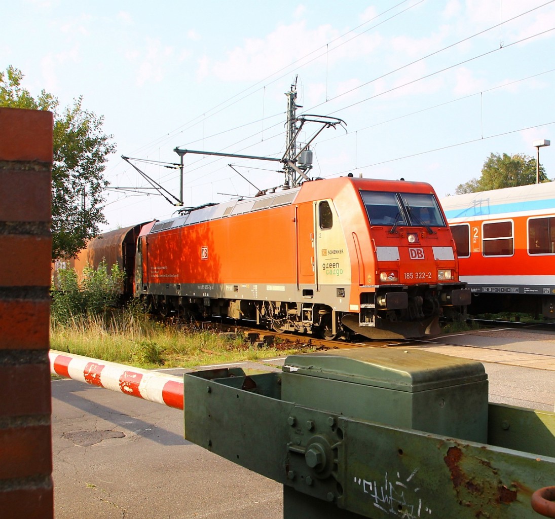 RSC 0 185 322-2 musste gut 10min vor dem Bü warten bevor es mit dem EZ-Z Leerzug nach Maschen weiter ging. Schleswig 16.09.2014