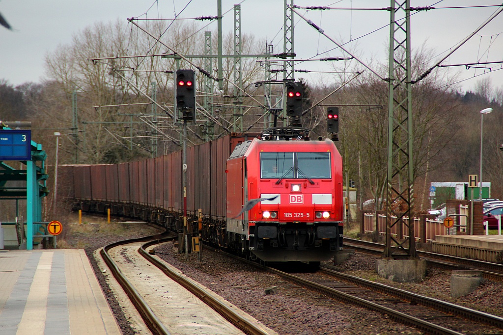 RSC 185 325-5 der Railion Scandinavia mit dem 46255-der braunen Wand aus Schweden-rauscht hier durch Schleswig gen Hamburg. 12.03.2012