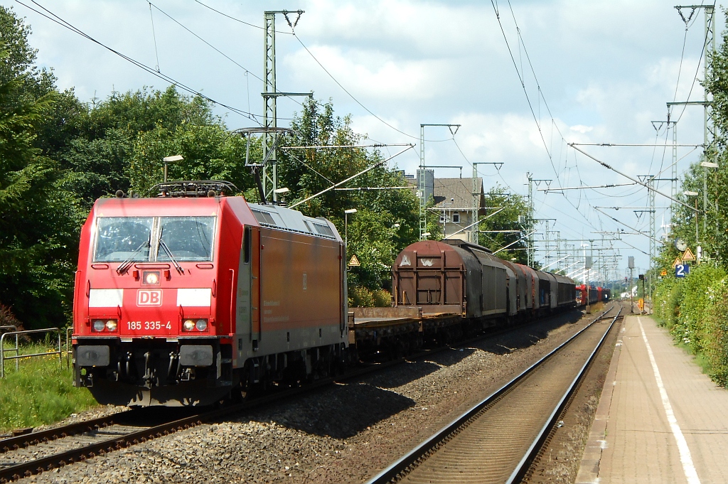 RSC 185 335-4 mit dem EZ-Z 44781(Fredericia-Maschen)der zu 95% immer die volle Länge von 835m hat. Jübek 02.07.2013