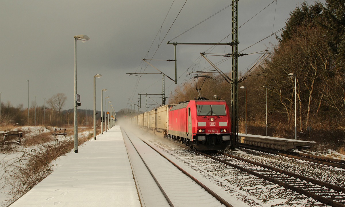 RSC 185 337-0 hier bei der Durchfahrt in Schleswig mit dem Rhenus/Ewals KLV am Haken fotografiert. 10.2.12