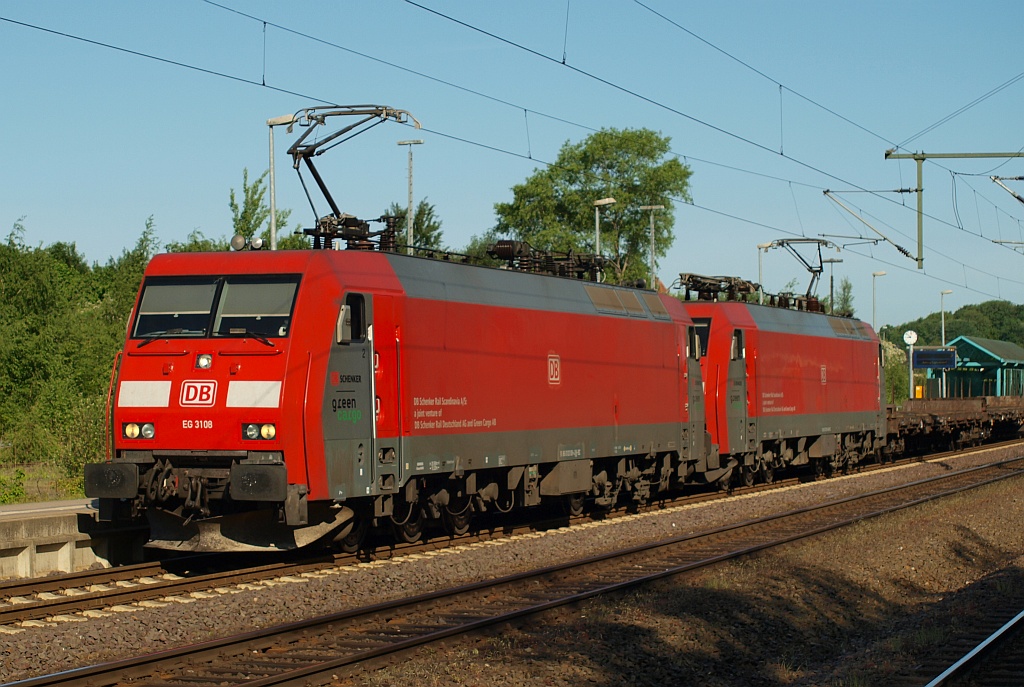 RSC EG 3108 und 3111 rollen hier mit einem Stahlplattenzug über Gleis 3 in Schleswig Richtung Hamburg. 20.05.2011