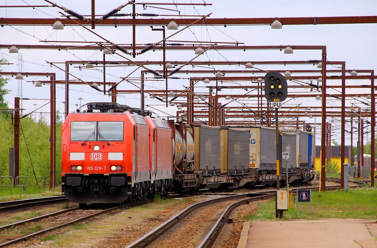 RSC/DBS 0185 329-7 und 325-5 rollen hier mit dem Sonntäglichen Samskip/Norfolk/DSV KLV Zug. Padborg/DK 04.05.2014