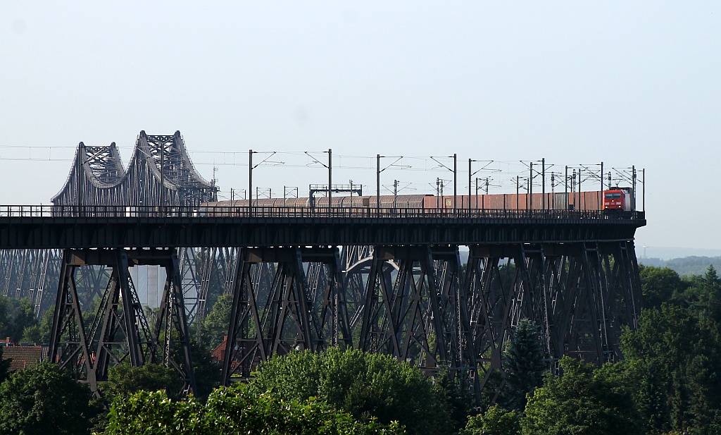 RSC/DBS 185 334 passiert hier mit dem  Volvo-Zug  4625x die Rendsburger HOchbrücke. 09.07.2013