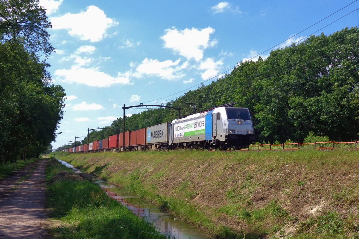 RTB 186 421 passiert Tilburg Oude Warande am 10 Juni 2017.