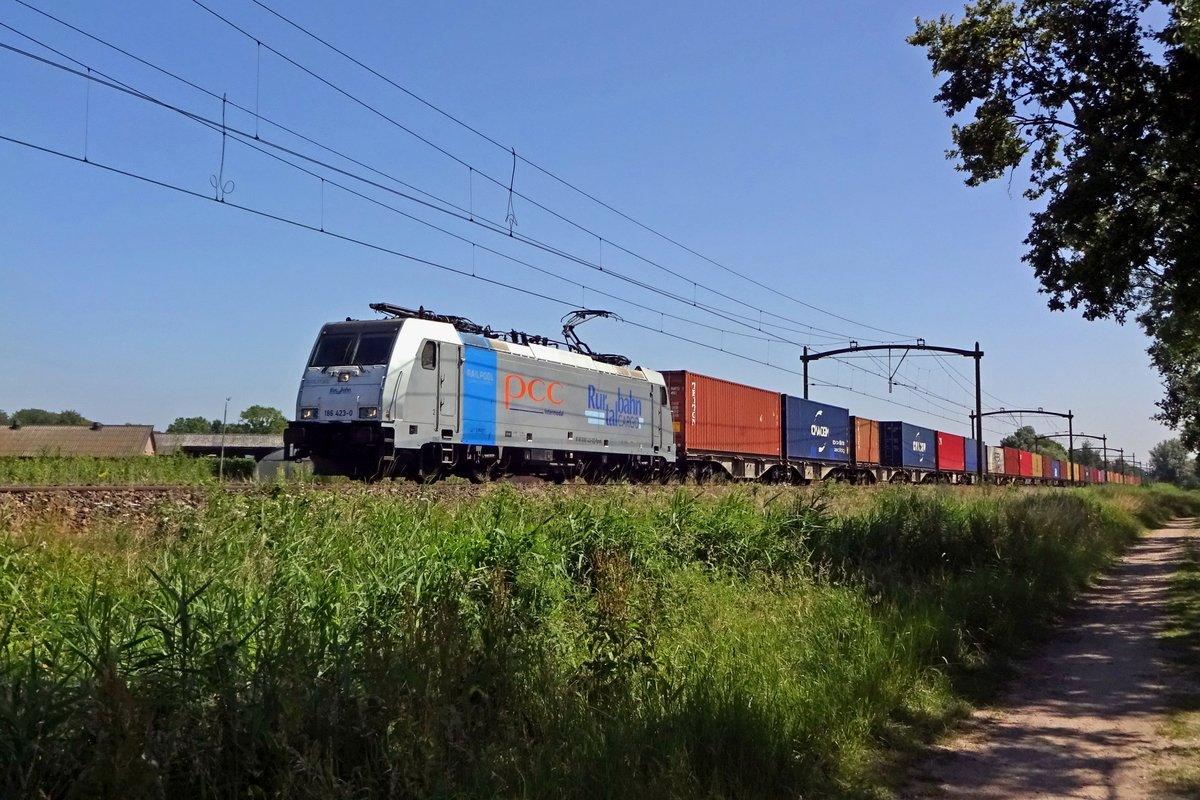 RTB 186 423 schleppt ein KLV am 28 Juni 2019 durch Oisterwijk.