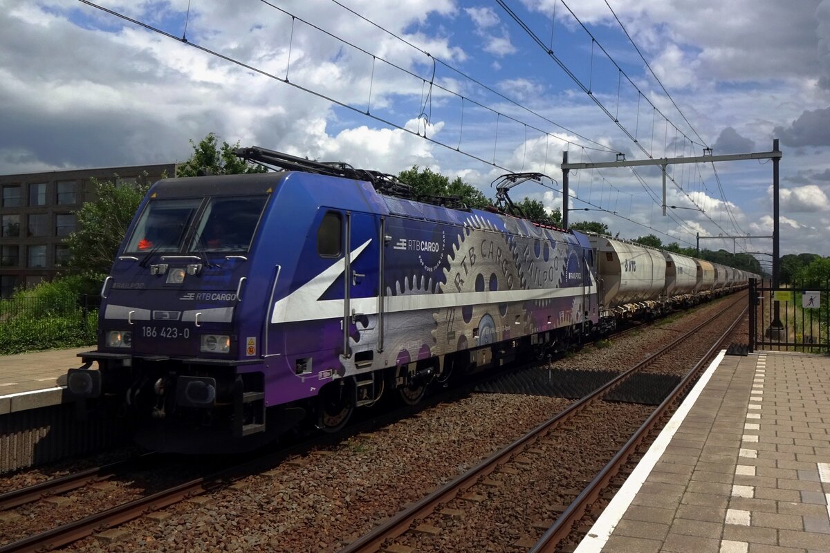 RTB 186 423 schleppt wie ein Uhrwerk ein Zuckerzug durch Tilburg Reeshof am 7 Juli 2021.