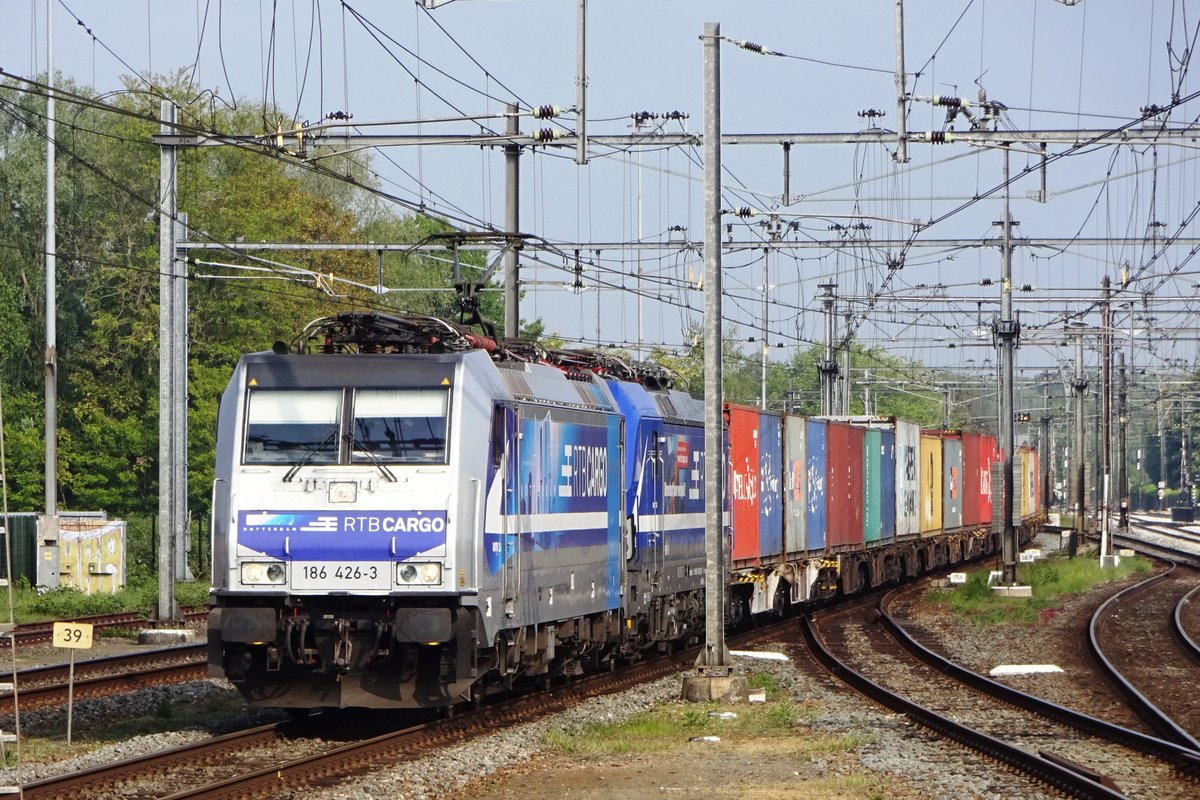 RTB 186 426 schleppt ein KLV durch Boxtel am 18 Mai 2019.