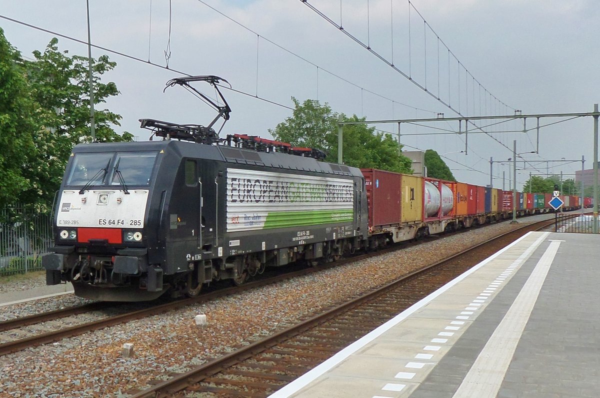 RTB 189 285 treft mit der Blerick-Shuttle in Tilburg ein am 16 Mai 2016.