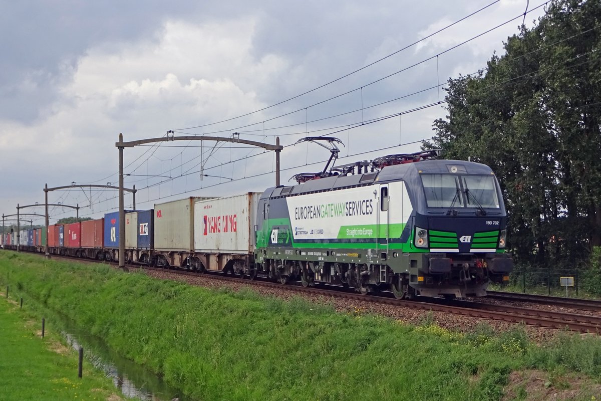 RTB 193 732 trgt am 23 Augustus 2019 bei der Passage von Hulten seit drei Tagen die EGS- Aufkleber.