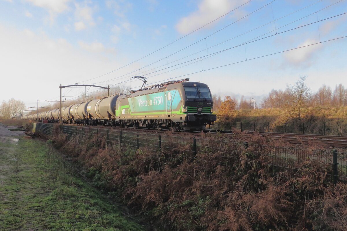 RTB 193 756 -die 750. Vectron- schleppt am 8 Dezember 2021 ein Kesselwagenzug durch Tilburg-Reeshof.