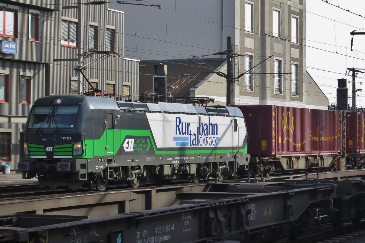 RTB 193 832 passiert Linz Hbf am 15 September 2015.