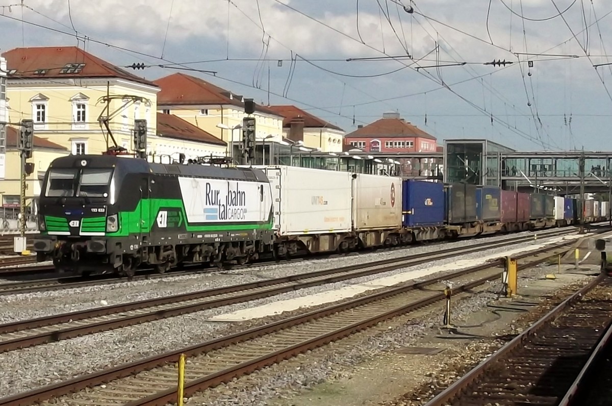 RTB 193 832 passiert Regensburg Hbf am 17 September 2015.