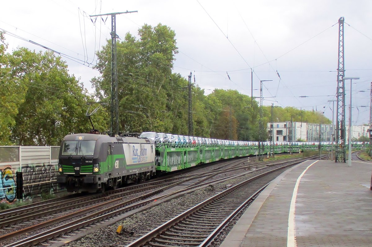 RTB 193 832 schleppt ein Autozug durch Kln Sd am 24 September 2018.