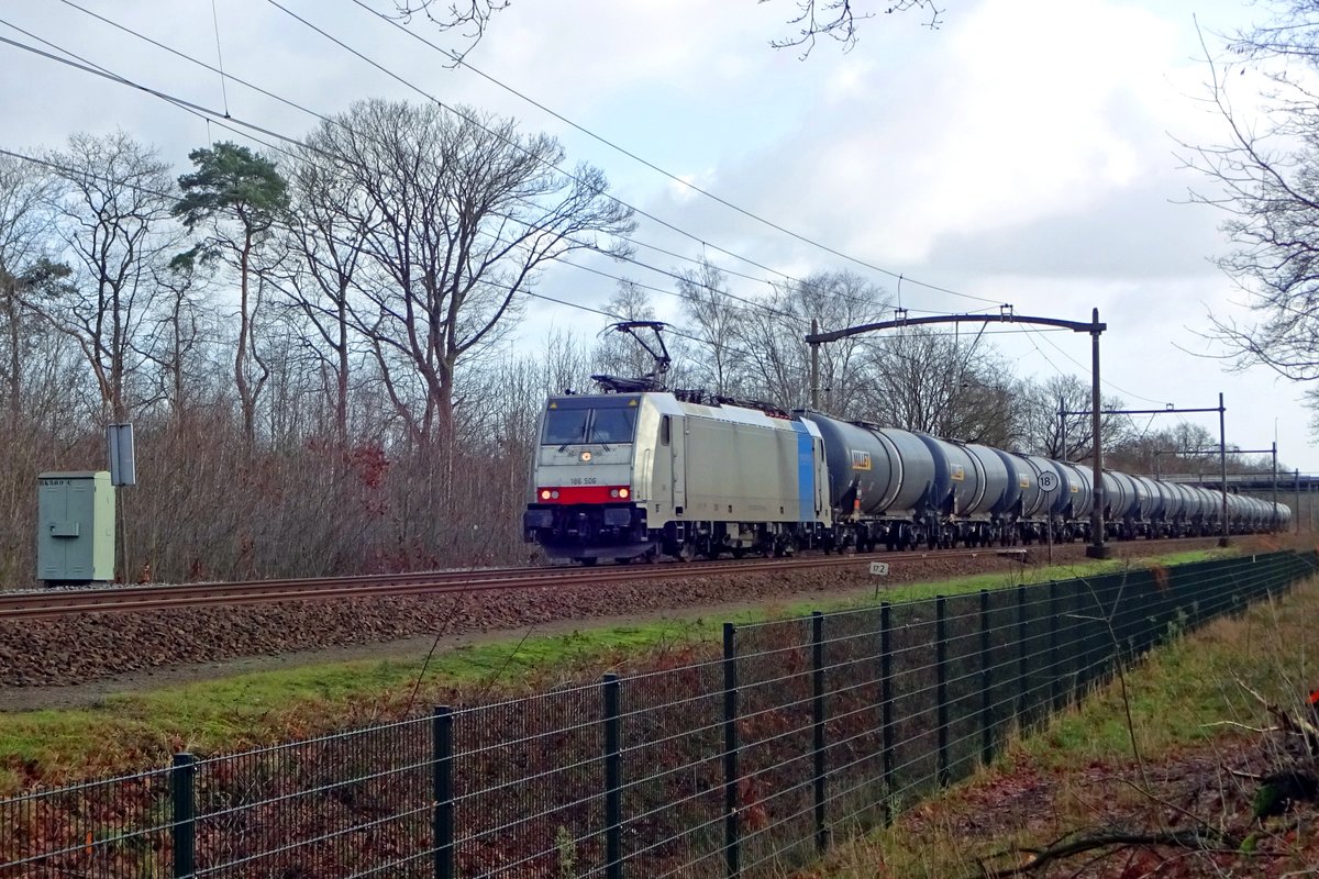 RTB/RailPool 186 506 schleppt ein Millet-Kesselwagenzug durch Tilburg Oude Warande am 14 Dezember 2019.