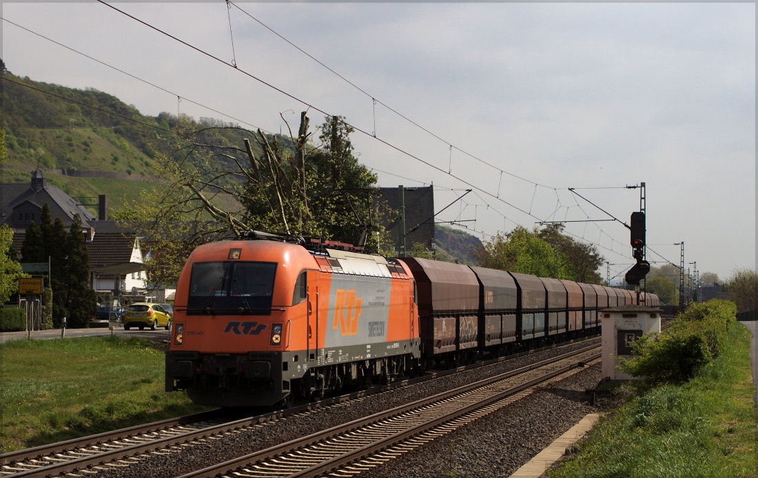 RTS 1216 901 mit Kohlezug in Richtung Norden am 10.04.14 in Leutesdorf