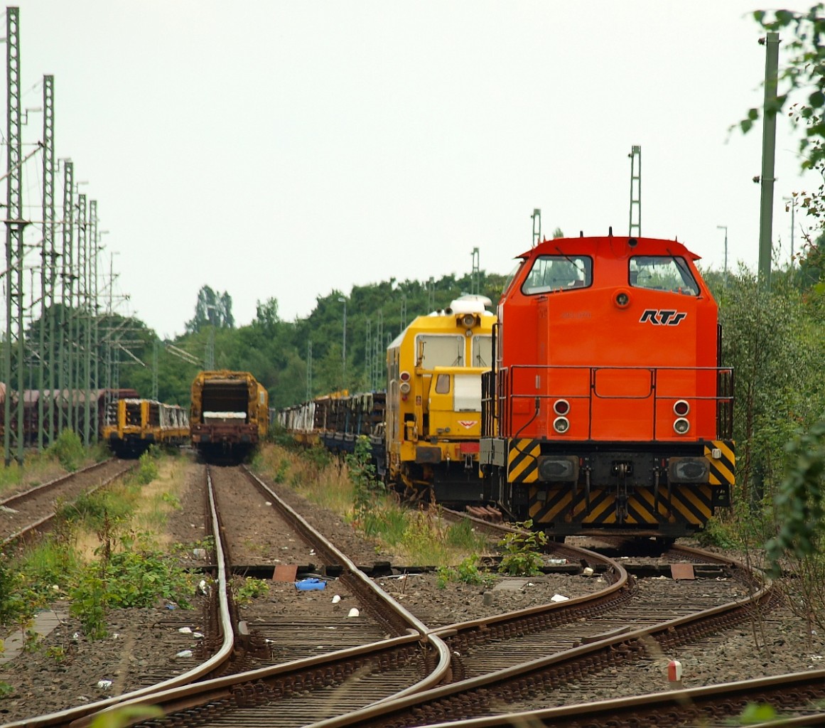 RTS 293 070/ 293 002-2(ADtranz 2000/72360, 1050 kW)abgestellt im alten Gbf HH-Harburg(aufgenommen von einem Parkplatz,max.Tele,max.Bildausschnitt). 08.07.2011