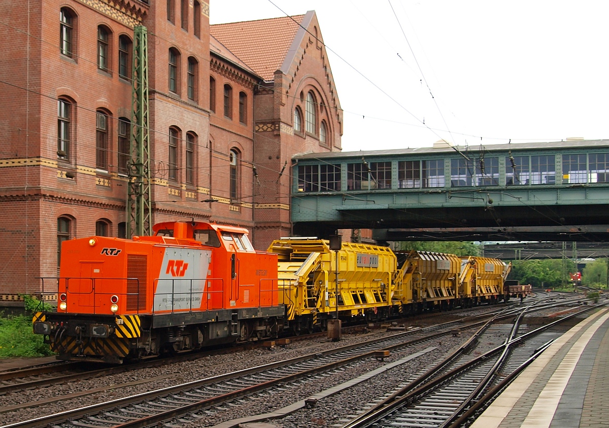 RTS Swietelsky  293 070  registriert als 293 002-2 dieselte am 08.07.2011 mit nem Bauzug durch Hamburg-Harburg.