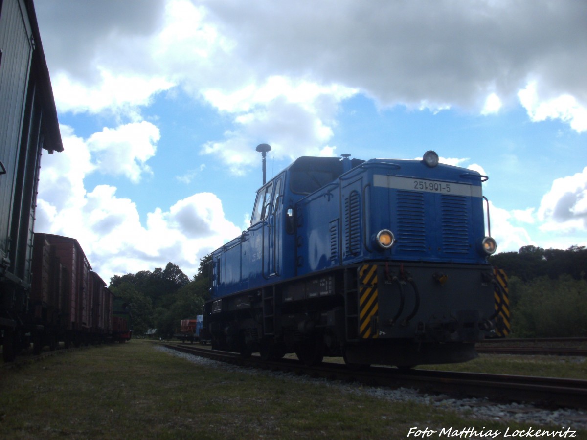 RBB 251 901 beim verlasen der Loktankstelle in Putbus am 13.6.14