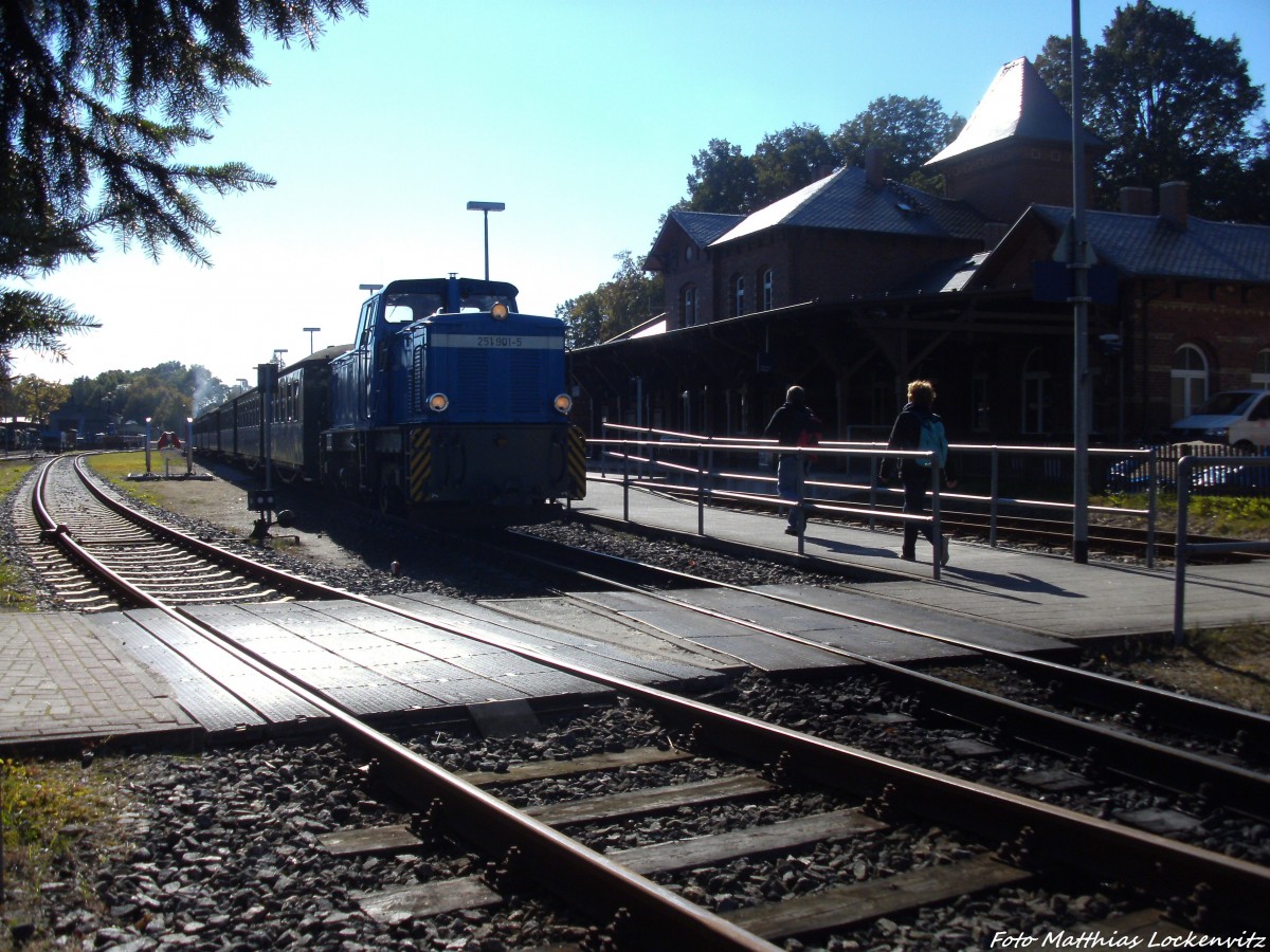 RBB 251 901 ist soeben aus Lauterbach Mole in Putbus eingefahren am 2.10.13