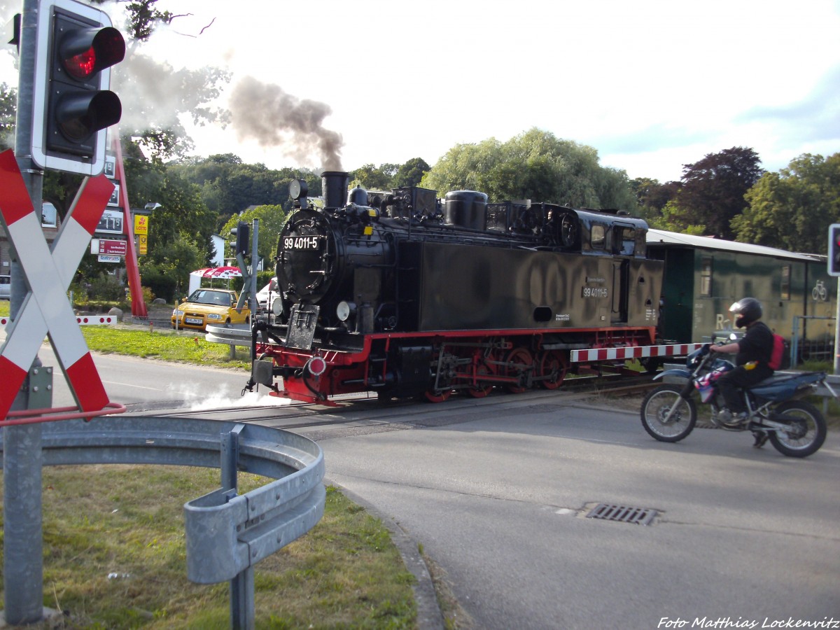 RBB 99 4011 mit dem P111 bei der einfahrt in Putbus als Schlusslicht am 15.8.13