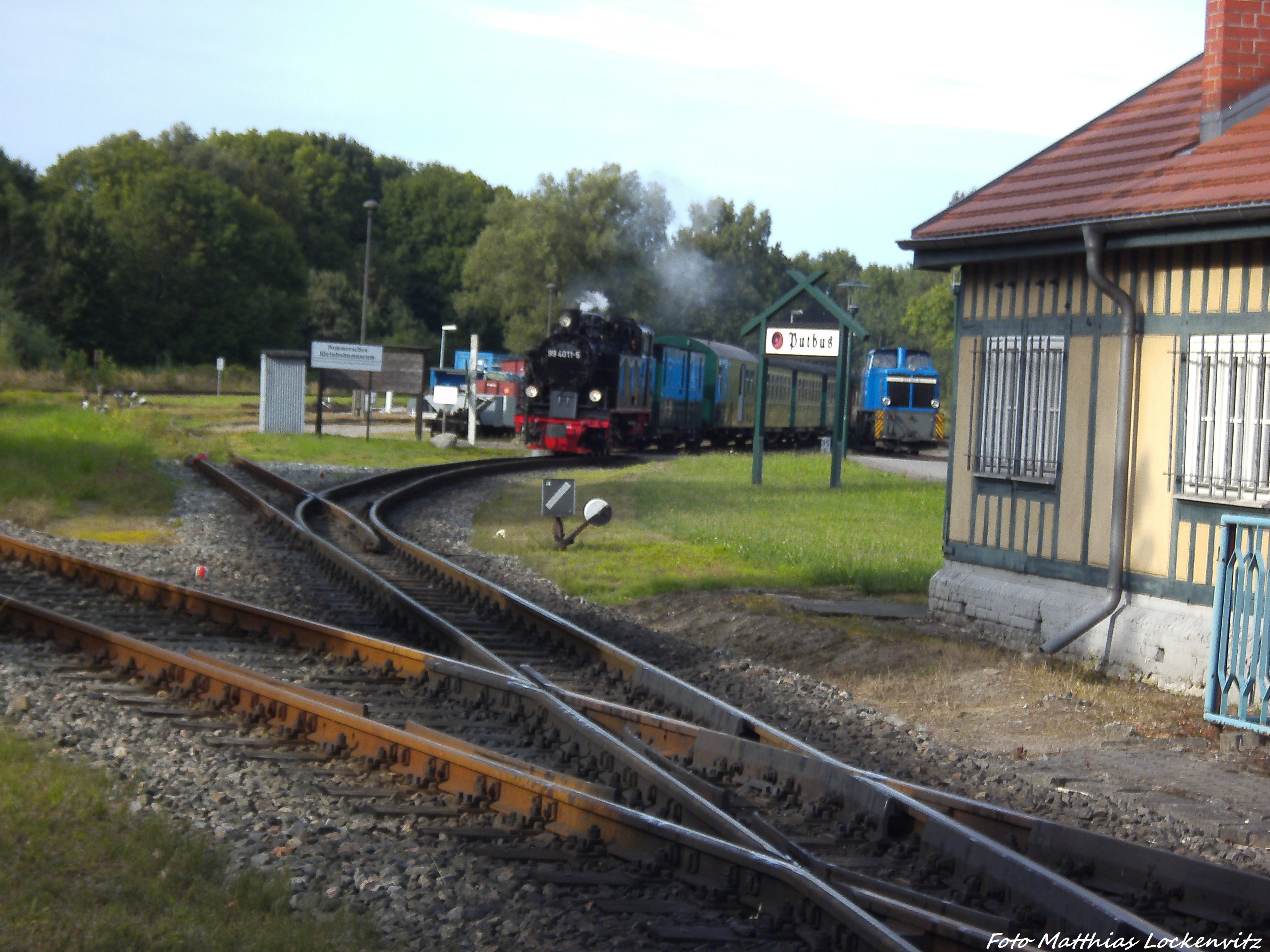 RBB 99 4011 mit dem P108 bei der Einfahrt in Putbus & weit im Hingergrund steht 251 901 am 29.8.13