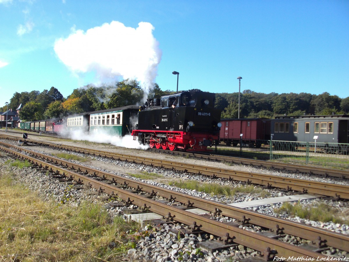 RBb 99 4011 mit dem P103 mit ziel Ostseebad Ghren bei der Ausfahrt aus Putbus am 17.9.13