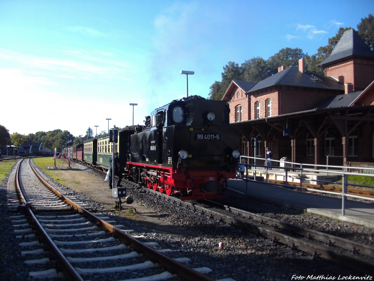 RBB 99 4011 mit dem P103 mit ziel Ostseebad Ghren steht abfahrbereit im Bahnhof Putbus am 17.9.13