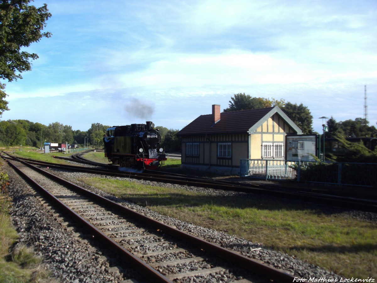 RBB 99 4011 unterwegs zum Personenzug im Bahnhof Putbus am 17.9.13