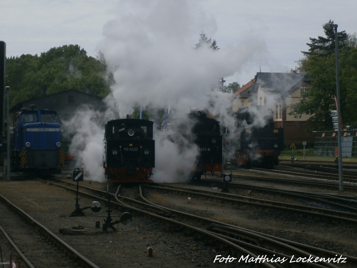 RBB 99 4652 fhrt fr Fhrerstandsmitfahrten im Putbusser Bahnhof hin und her am 31.5.15