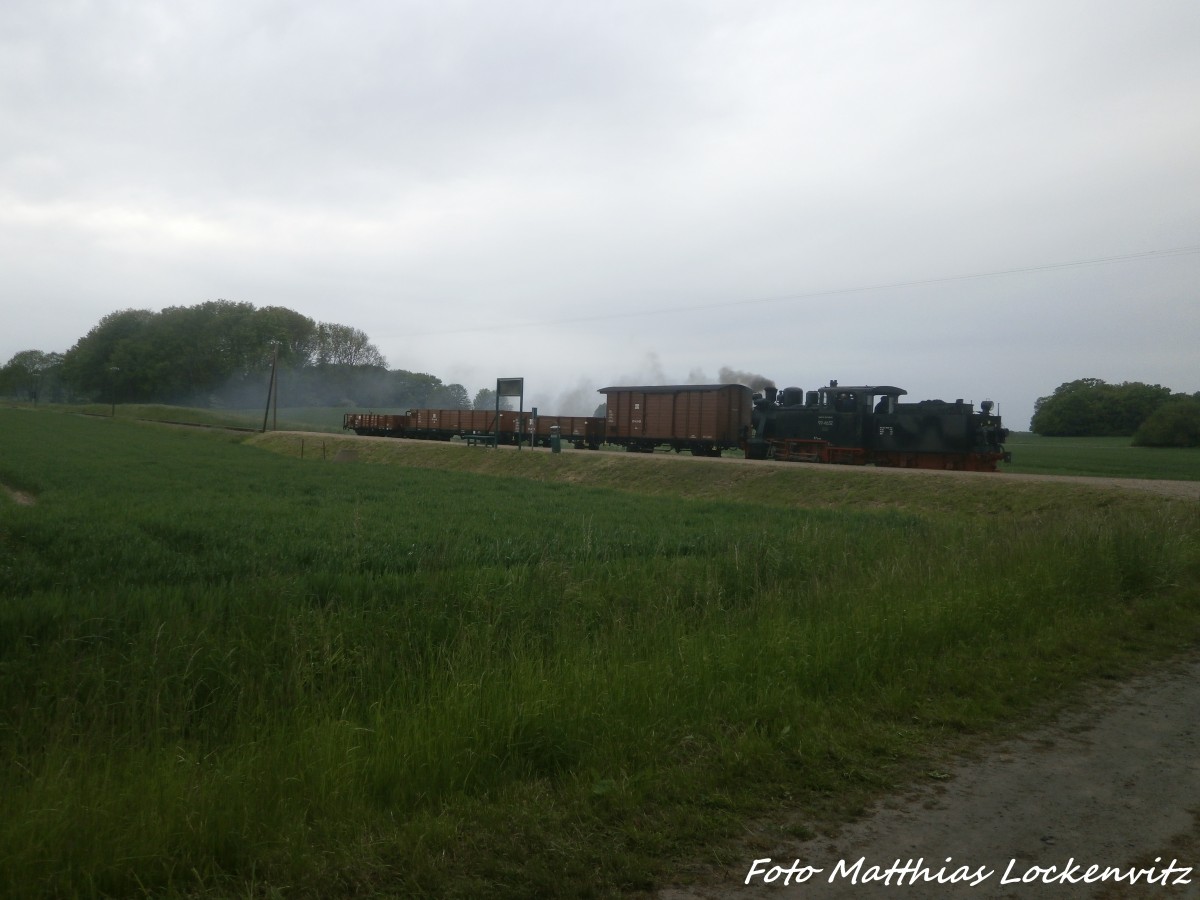 RBB 99 4652 mit dem Fotozug unterwegs nach Sellvitz bei der durchfahrt am Haltepunkt Beuchow am 31.5.15