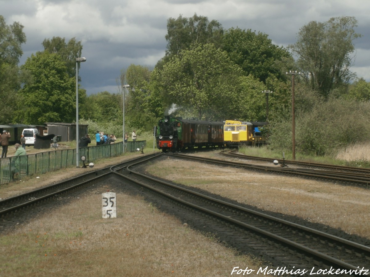 RBB Mh52 mit dem Traditionszug beim einfahren in den Bahnhof Putbus am 30.5.15