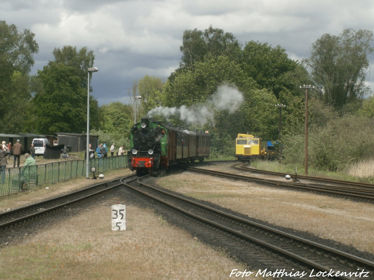 RBB Mh52 mit dem Traditionszug beim einfahren in den Bahnhof Putbus am 30.5.15