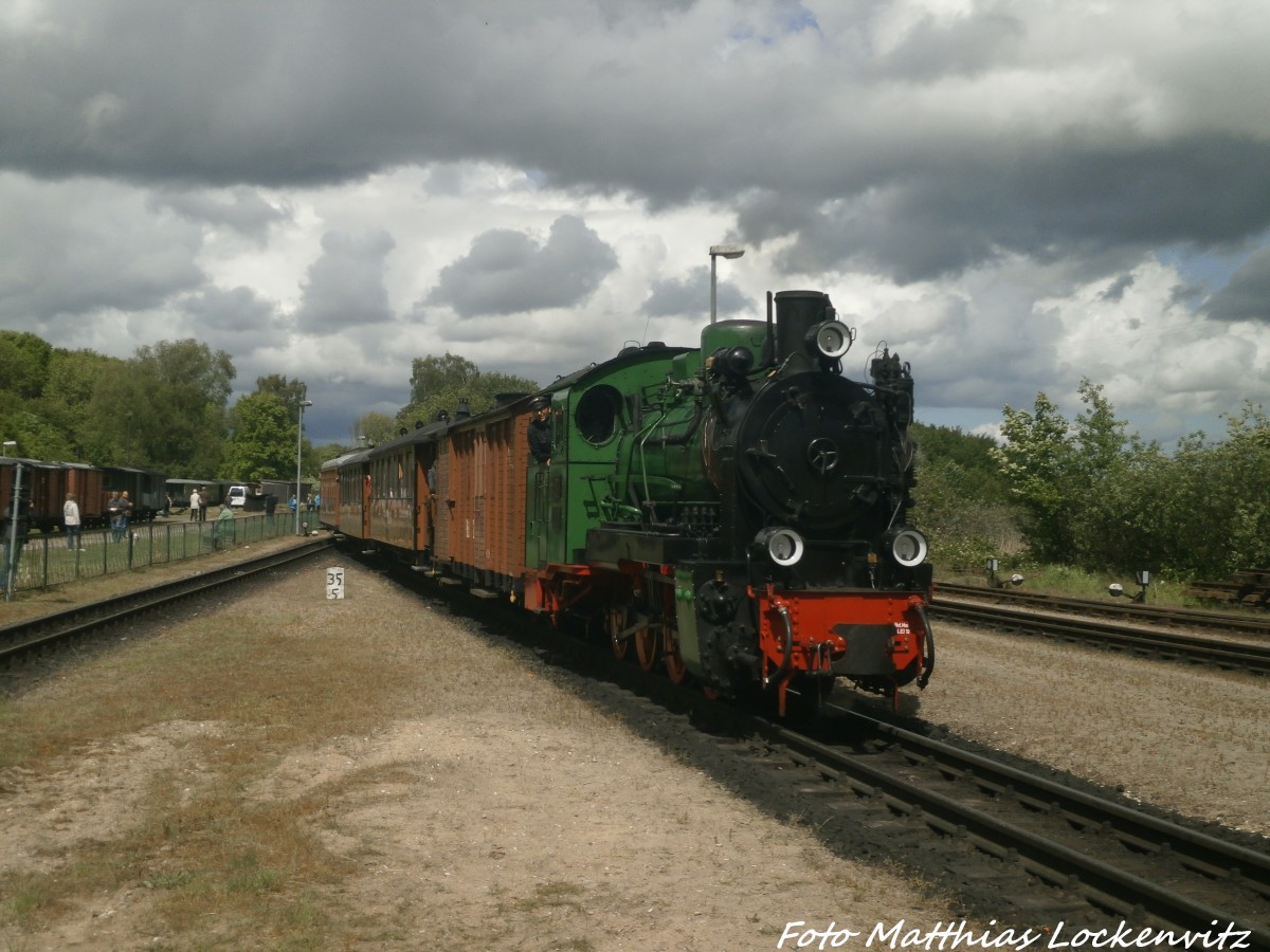 RBB Mh52 mit dem Traditionszug beim einfahren in den Bahnhof Putbus am 30.5.15