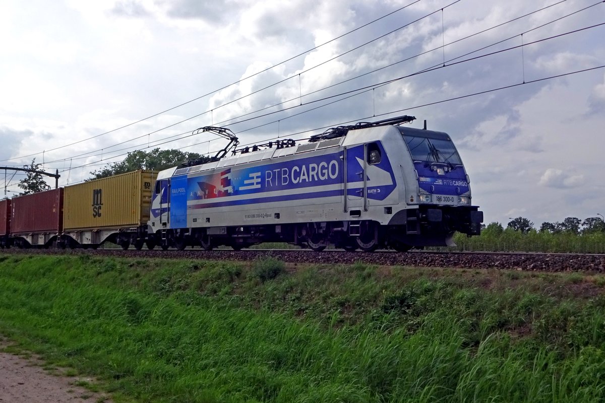 Rckfahrt von Kijfhoek fr RTB 186 300 mit der Blerick-Shuttle am 16 Augustus 2019, hier bei der Passage von Oisterwijk.